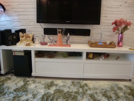Home com painel em marmore