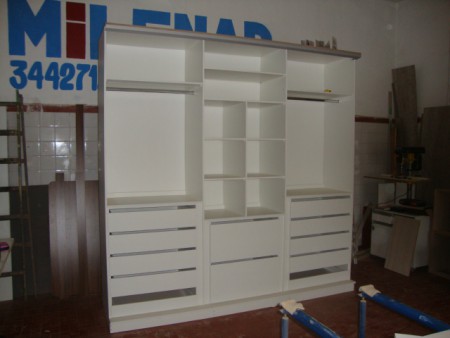 Armário sendo finalizado na milenar planejados com 8 gavetas, 2 sapateiras e 2 gavetôes com 3 portas de correr