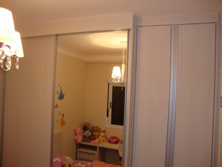 Armário embutido com portas de correr em mdf e espelho