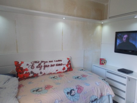 Bancada com painel para tv com prateleiras aérias com iluminação