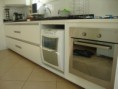 Gabinete de cozinha com lava louças, forno e culk top